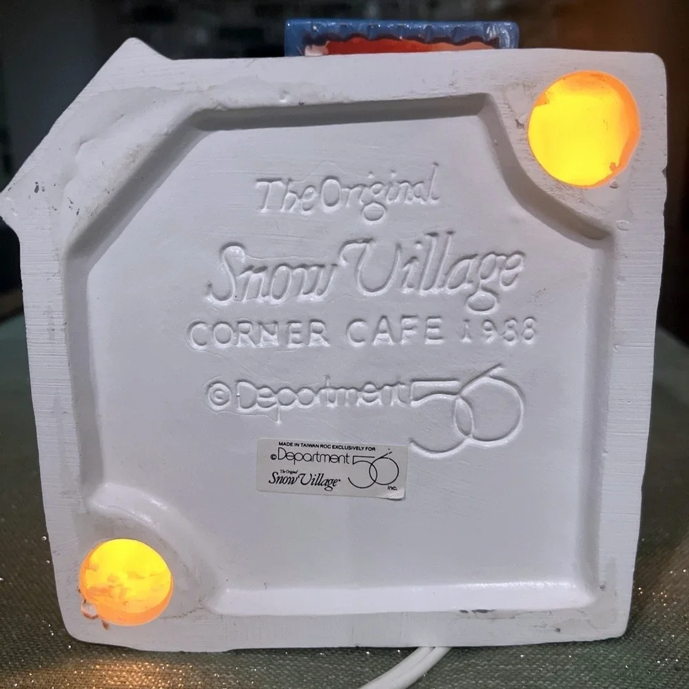 DEPT 56 Snow Village CORNER CAFE #5124-1 w/ Light~Retired